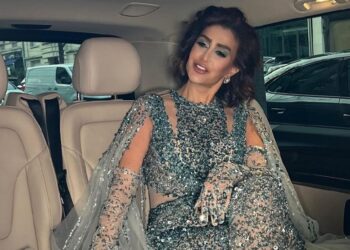 غادة عبد الرازق توقع لعملها الجديد