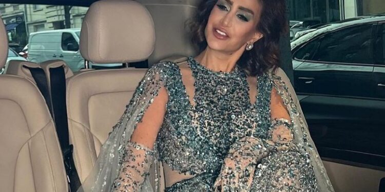 غادة عبد الرازق توقع لعملها الجديد