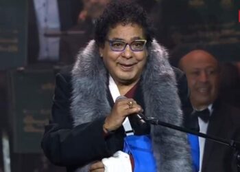 الكينج “محمد منير” يعتذر من جمهوره عن استكمال حفله في “ليالي سعودية مصرية “