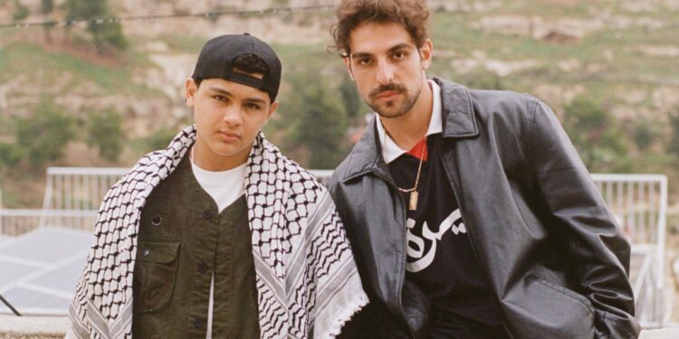 “سانت ليفانت” يحول فندق والده المحطم لأغنية !