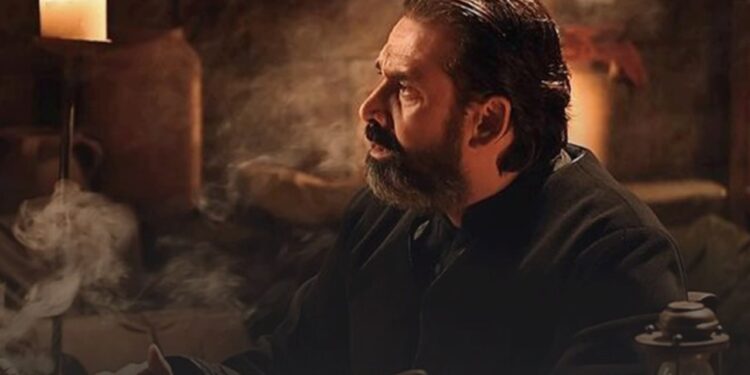 كريم عبد العزيز يوضح سبب اللهجة العامية في “الحشاشين