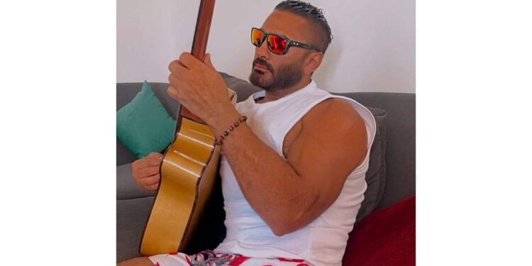 تامر حسني” يشوّق جمهوره بصورة مع الجيتار