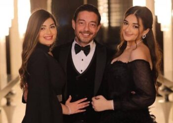 أحمد زاهر يدافع عن بناته ويهاجم المنتقدين