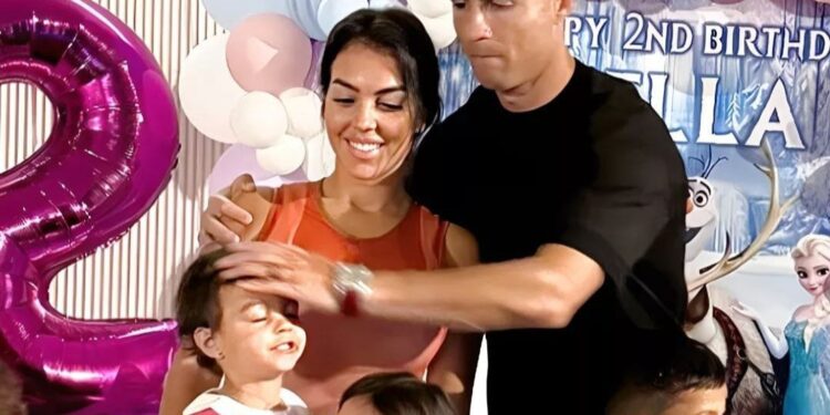 كريستيانو رونالدو وجورجينا يحتفلان بطفلتهم