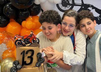 شام الذهبي تحتفل بعيد ميلاد أخويها