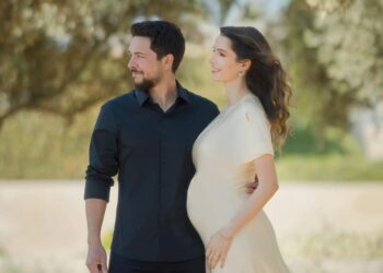 الملكة رانيا تعايد الأمير الحسين بعيد ميلاده الـ30