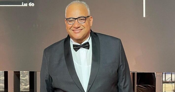 بيومي فؤاد تاجر جمال في فيلم “قشموع”