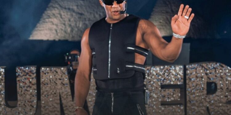 محمد رمضان يتلقى صفعة من معجب له!