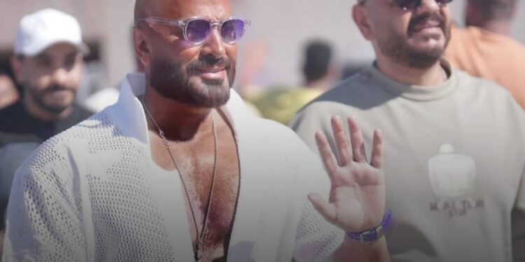 تامر حسني يوضح سبب أحدث إطلالاته بدعابة!