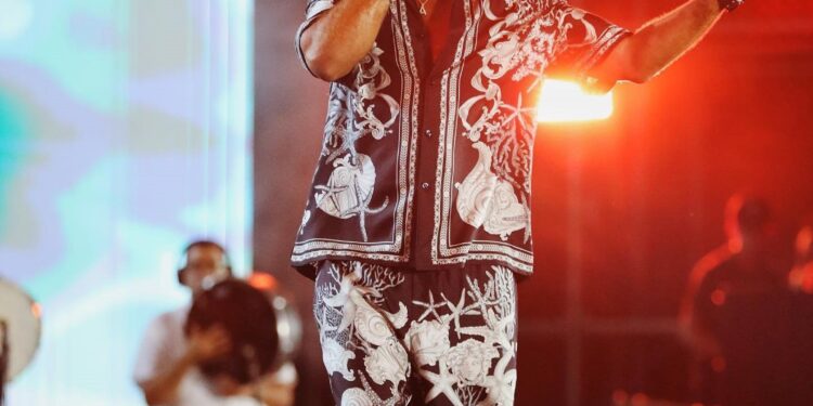 أحمد سعد يتعرض للانتقادات مجدداً والسبب ملابسه