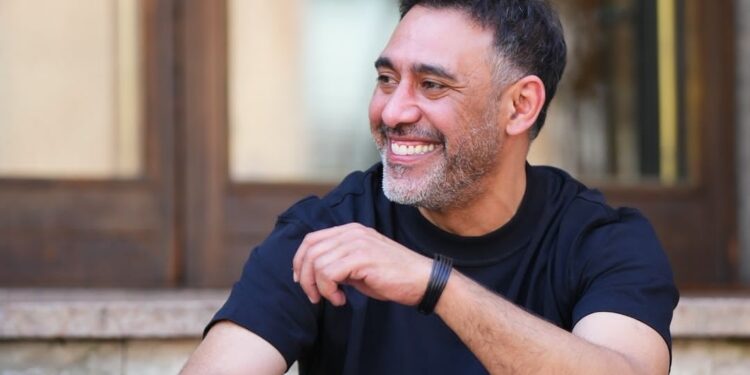 عمرو مصطفى يستلهم جديده من المرأة