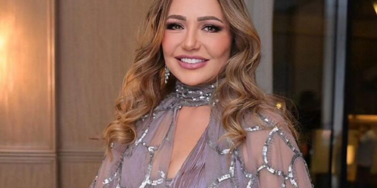 ليلى علوي ترقص على أنغام “جامدين” لتامر حسني