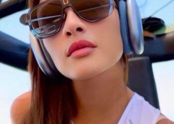 ياسمين عبد العزيز تمازح جماهيرها