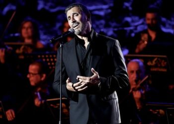 كاظم الساهر خلال حفله بمهرجان قرطاج الدولي