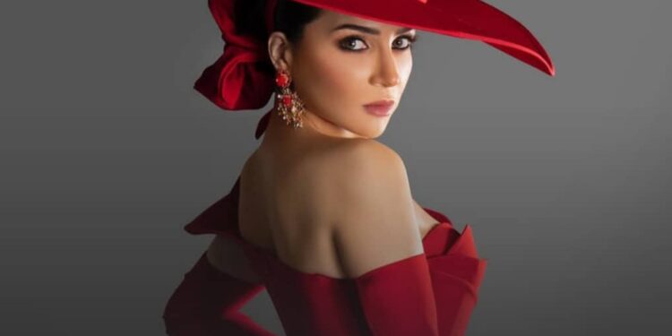 مي عز الدين سعيدة بأصداء مسرحيتها الأخيرة