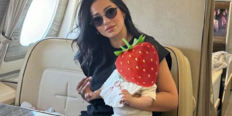 رحمة رياض وصورة مع ابنتها “عالية