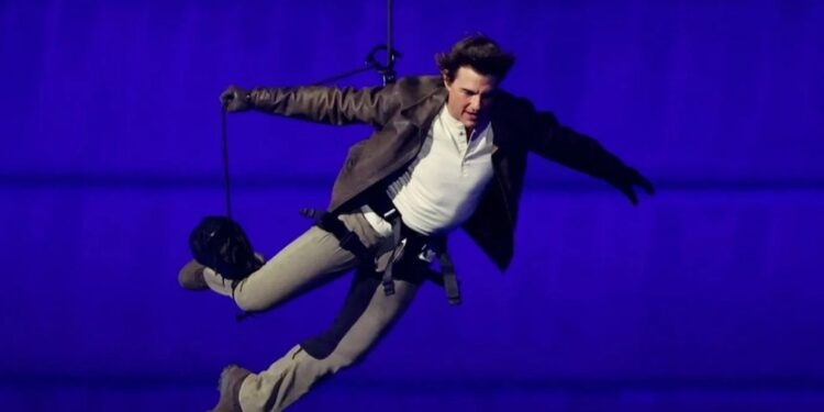 أولمبياد باريس يختتم بدراجة توم كروز