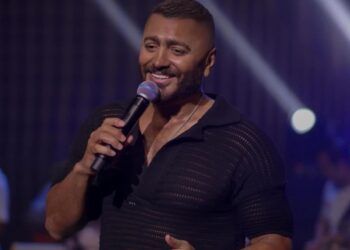الأطفال يطاردون تامر حسني