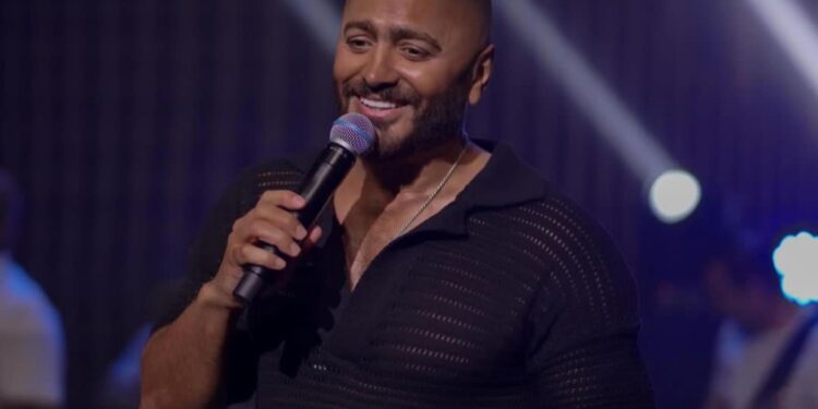 الأطفال يطاردون تامر حسني