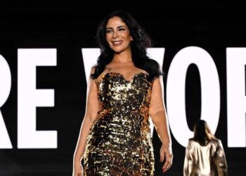 منى زكي تشارك عارضات الأزياء في باريس