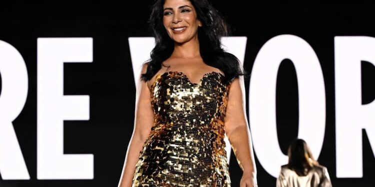 منى زكي تشارك عارضات الأزياء في باريس