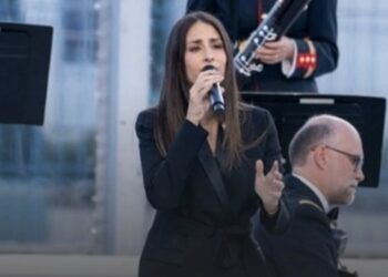هبة طوجي تغني للبنان أمام ماكرون بفرنسا