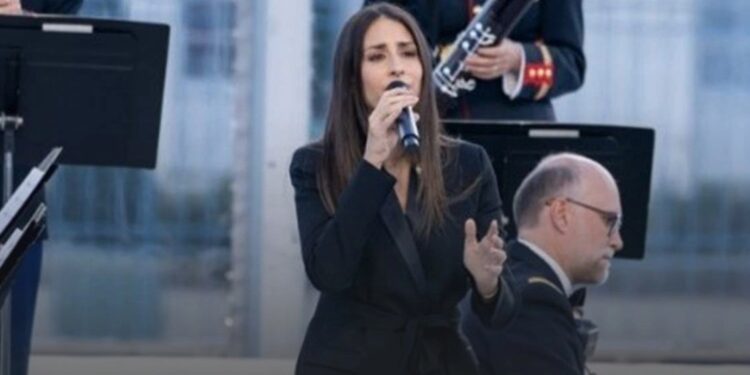 هبة طوجي تغني للبنان أمام ماكرون بفرنسا