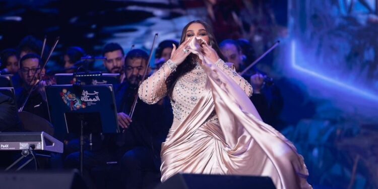 أحلام الشامسي تطلب من جمهورها الحشمة في اللباس