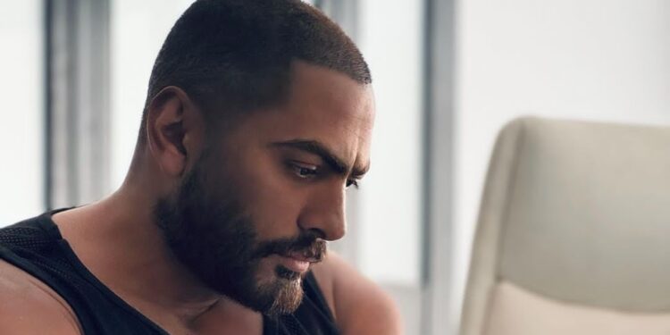 تامر حسني يعيد ذكرى تجمعه بالراحل “محمد رحيم”