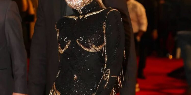 باميلا الكيك تقلد كيم كارداشيان