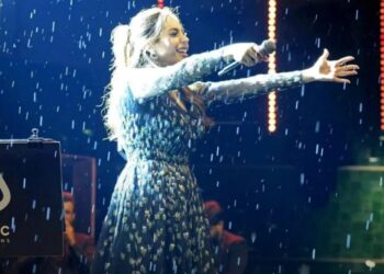 عبير نعمة تُبهر جمهورها بحفل غنائي تحت المطر في الكويت