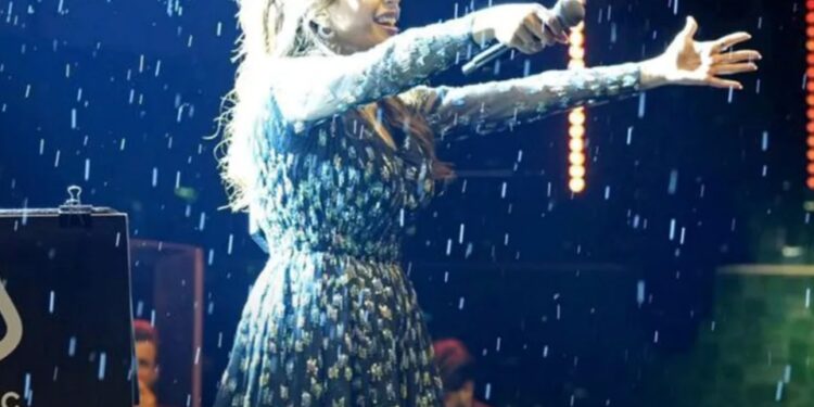 عبير نعمة تُبهر جمهورها بحفل غنائي تحت المطر في الكويت