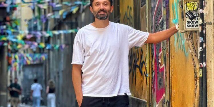 كريم محمود عبدالعزيز يشوق جمهوره لمسلسله الجديد مملكة الحرير