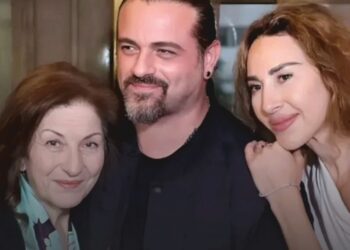 النجوم يقفون لجانب يوسف الخال وشقيقته.