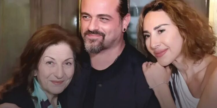 النجوم يقفون لجانب يوسف الخال وشقيقته.