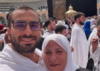 محمد الشرنوبي يؤدي مناسبك العمرة