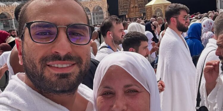 محمد الشرنوبي يؤدي مناسبك العمرة