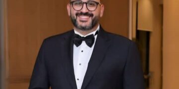 كيف ردّ أكرم حسني على أزمته مع جيني طعيمة وطليقها