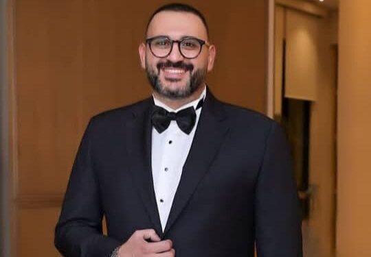 كيف ردّ أكرم حسني على أزمته مع جيني طعيمة وطليقها