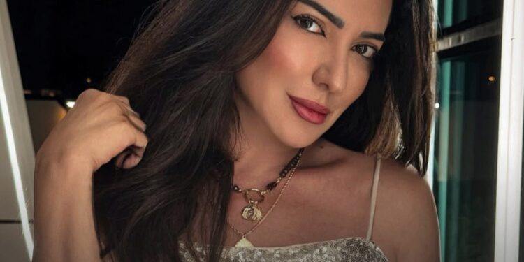 أمل عرفة تطرح أغنية “في سر”