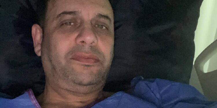 مصطفى قمر يجري عمل جراحي