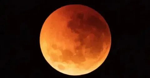 القمر الدموي في سماء الإمارات اليوم