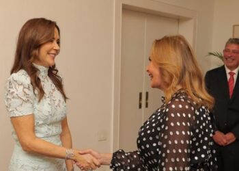 يسرا تلتقي الملكة ماري في مصر