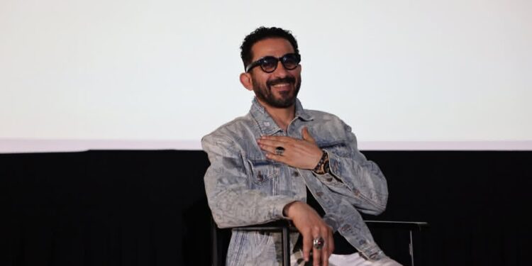 دعاء المرض يثير القلق على أحمد حلمي