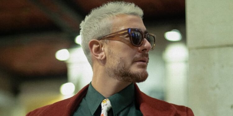 تامر حسني يقع في موقف محرج مع السفير الفرنسي