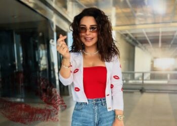 ماغي بوغصن برسالة وطنية على حقيبة سفرها